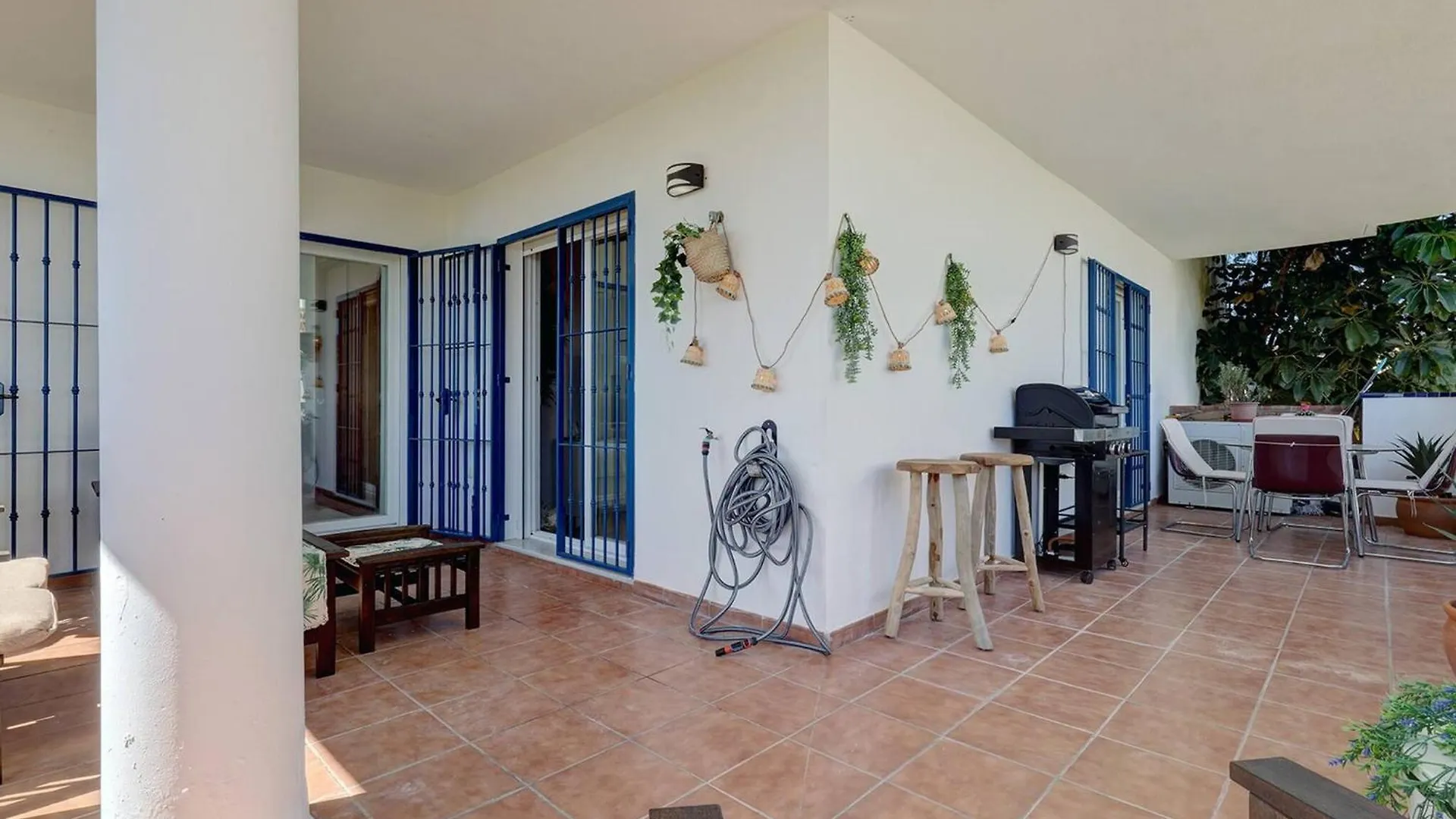 105 Welcoming Andalusian Style 2 Bed Apartment With Views Of Miraflores Golf Sitio de Calahonda