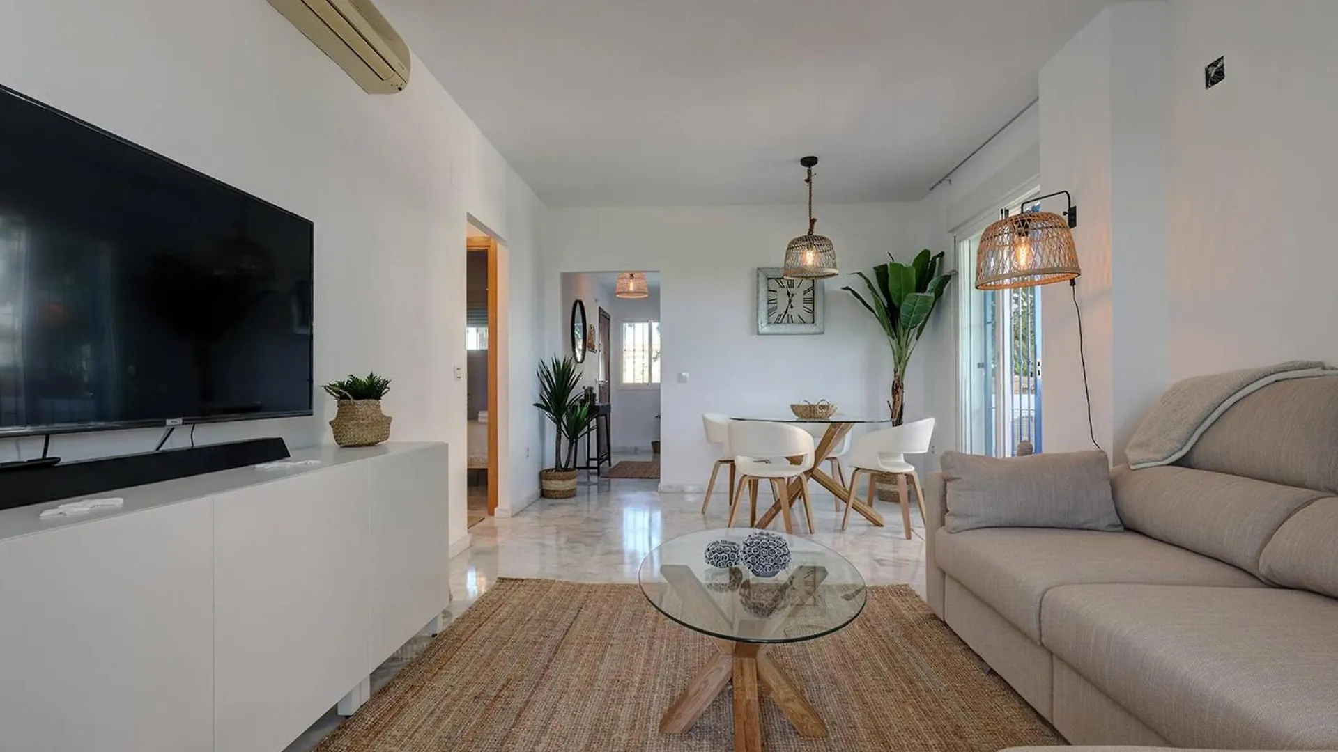 105 Welcoming Andalusian Style 2 Bed Apartment With Views Of Miraflores Golf Sitio de Calahonda 0*,  Spanje
